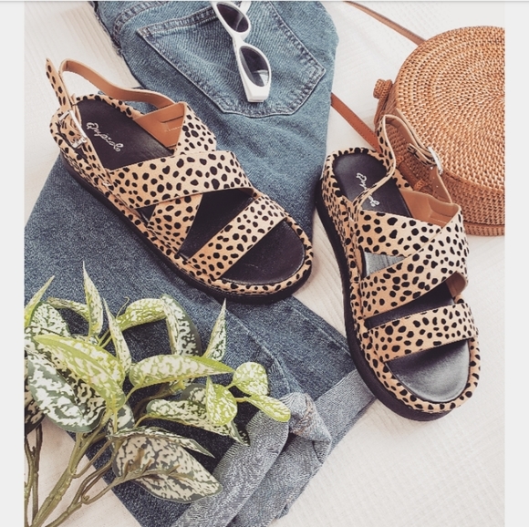 🚨//Summer Essentials// Leopard Sandal - Picture 4 of 8